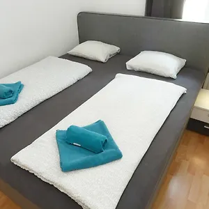 In Near Schoenbrunn & Westbahnhof - Keyless Check-in Vienna