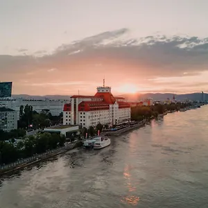 4* מלון Hilton Waterfront